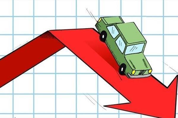 کاهش قیمت خودرو در بازار قزوین