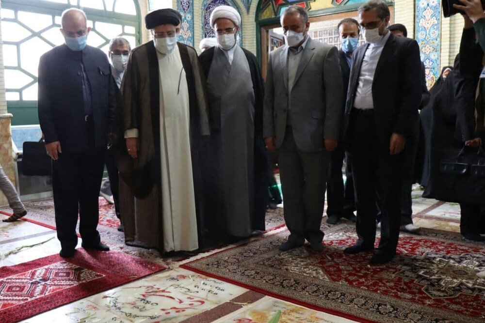 رئیسی در گلزار شهدای سمنان حضور یافت / ادای احترام به سه هزار شهید استان سمنان
