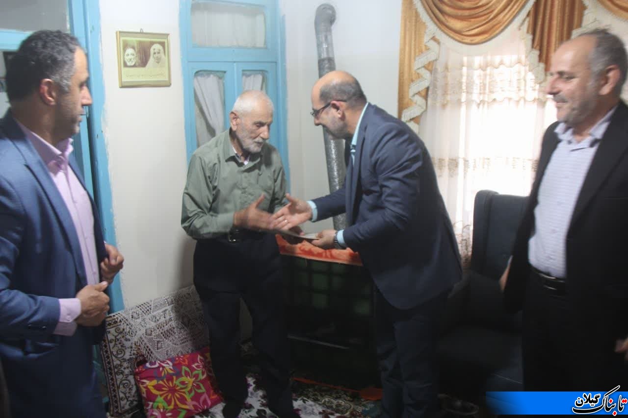 دیدار سرپرست فرمانداری رودسر با خانواده شهید بهمن امیری