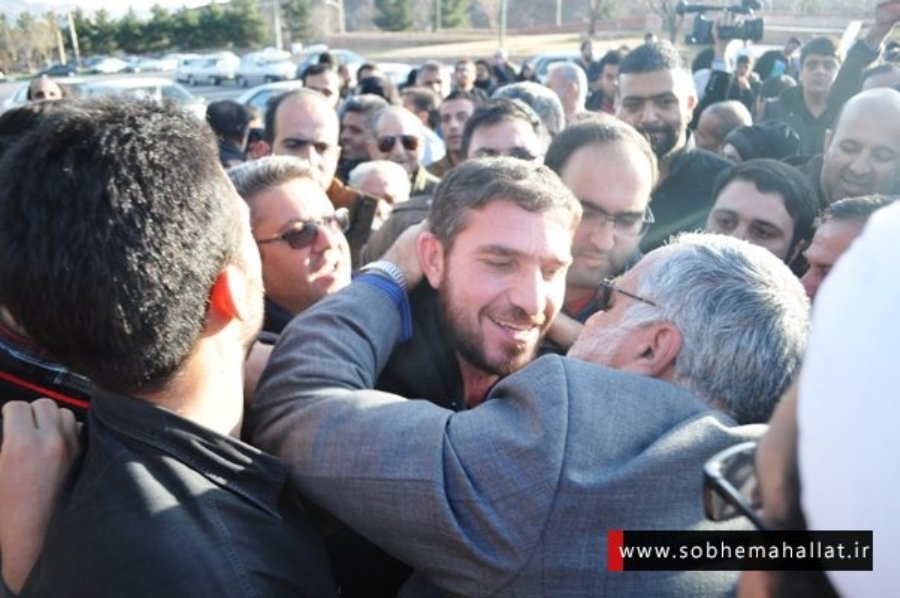 پرستار آزاده مدافع حرم با استقبال مردم محلات به زادگاه خود بازگشت پرستار آزاده مدافع حرم با استقبال مردم محلات به زادگاه خود بازگشت