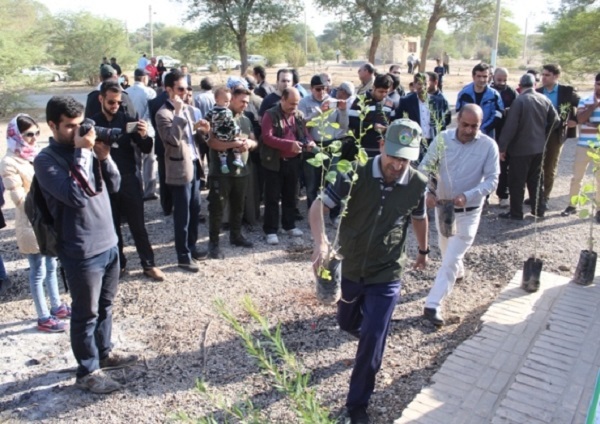 کاشت یک هزار نهال در پارک گمبوعه اهواز کاشت یک هزار نهال در پارک گمبوعه اهواز