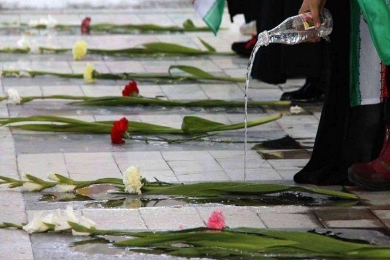 عصر امروز؛ عطر افشـانی گلزار شهدای استان قزوین عصر امروز؛ عطر افشـانی گلزار شهدای استان قزوین