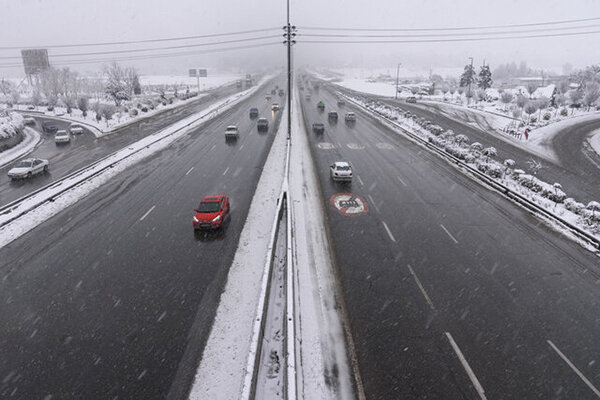آغاز بارش برف در البرز/ محورهای استان لغزنده است آغاز بارش برف در البرز/ محورهای استان لغزنده است