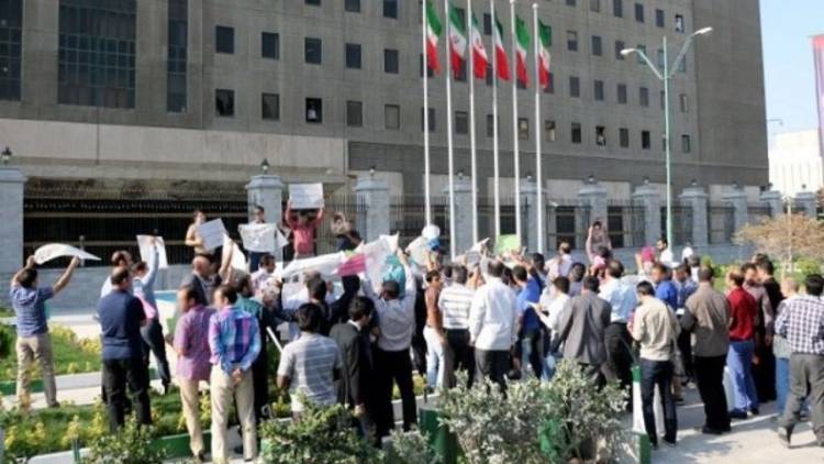 تجمع اعتراضی بازنشستگان مقابل مجلس