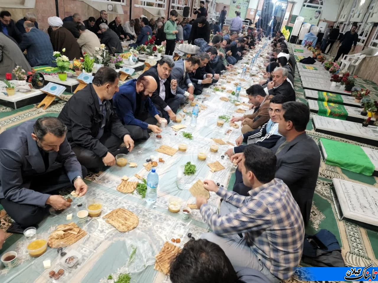 گزارش تصویری از مراسم افطاری رزمندگان وایثارگران بخش کومله در گلزار شهدای این شهر