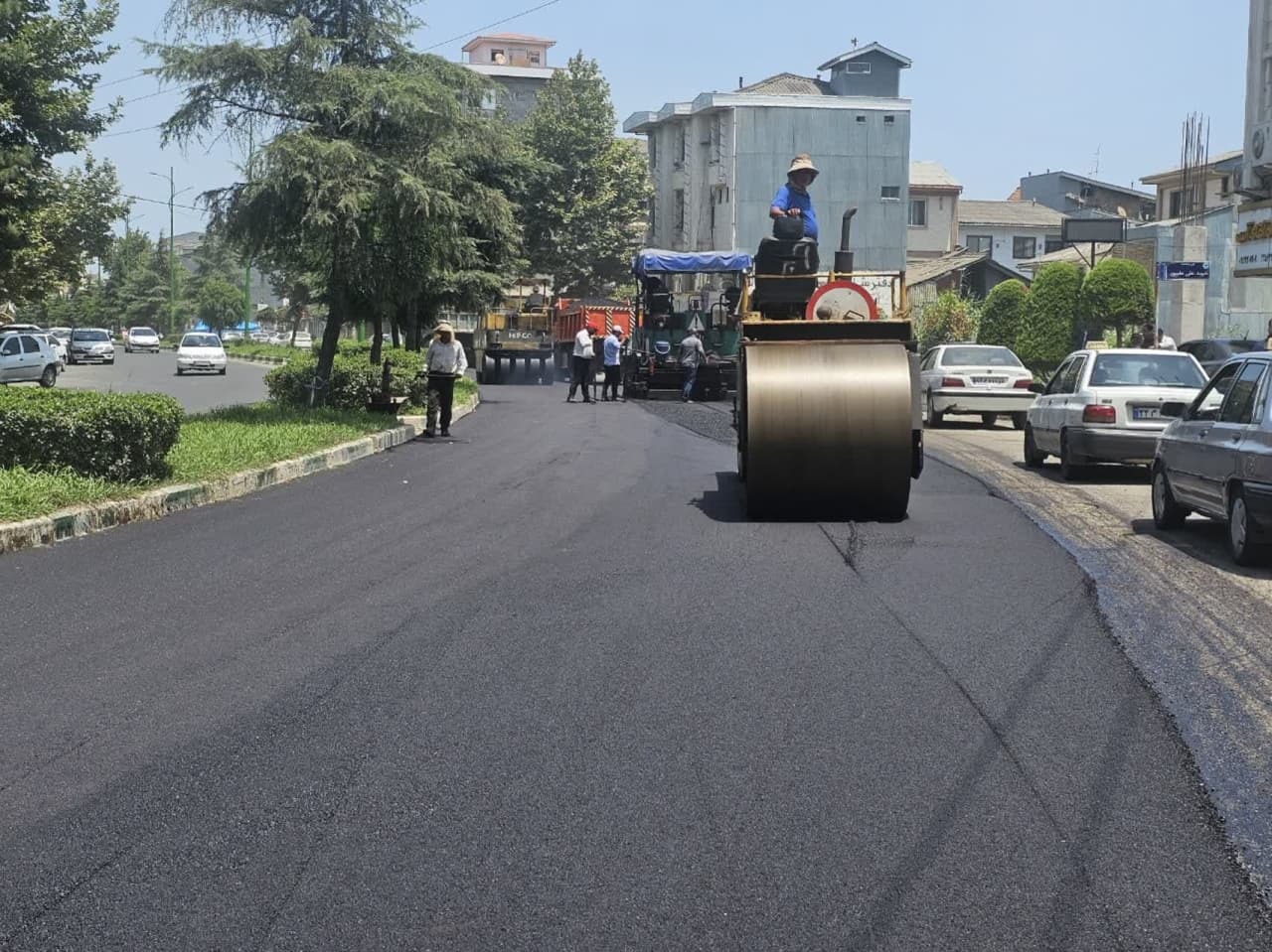 نهضت آسفالت معابر و محلات حوزه شهری بصورت گسترده همچنان ادامه دارد