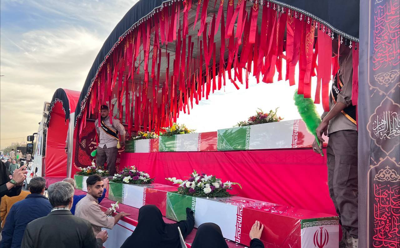 استقبال بی نظیر مردم کرمان از پیکرهای مطهر ۹ شهید گمنام استقبال بی نظیر مردم کرمان از پیکرهای مطهر ۹ شهید گمنام