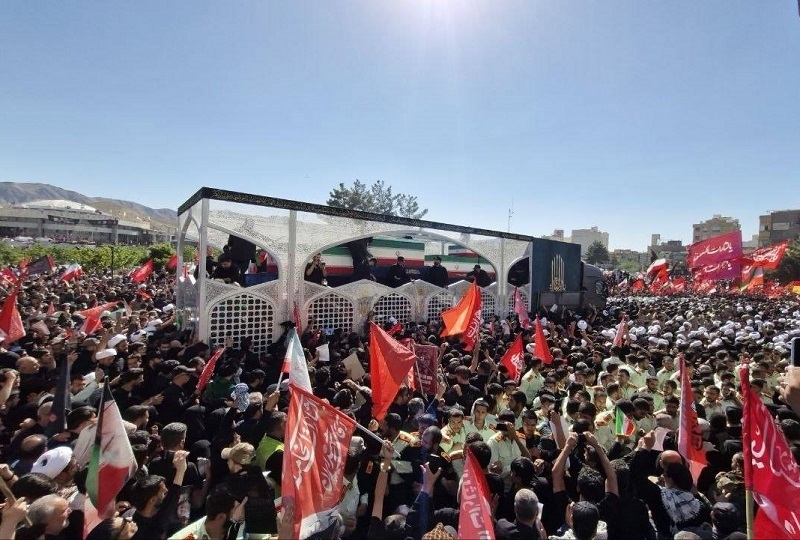 پیکر رهبر شهید انقلاب وارد شهر مشهد شد/ حضور خانواده شهید خاص و عزاداران منتظر + فیلم پیکر رهبر شهید انقلاب وارد شهر مشهد شد/ حضور خانواده شهید خاص و عزاداران منتظر + فیلم