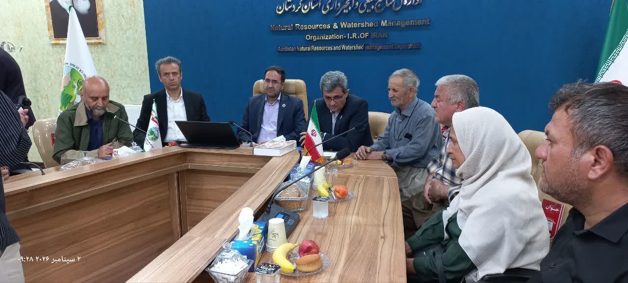 یک سال پس از داغ آبیدر؛ رئیس سازمان منابع طبیعی پای درد دل خانواده‌های جان‌باختگان نشست