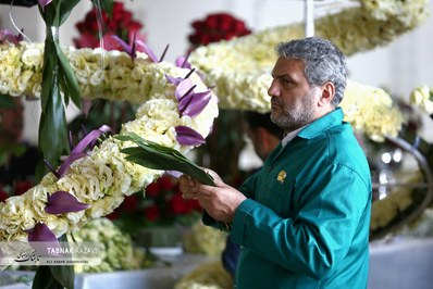 گل آرایی حرم مطهر رضوی در آستانه میلاد امام رضا (ع)