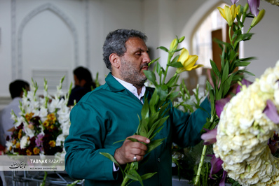 گل آرایی حرم مطهر رضوی در آستانه میلاد امام رضا (ع)