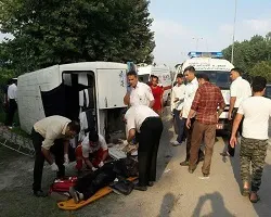 مصدومیت 18 نفر بر اثر واژگونی مینی‌بوس در اصفهان