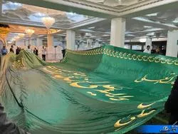 اهتزاز بزرگترین پرچم ولایت کشور در یزد